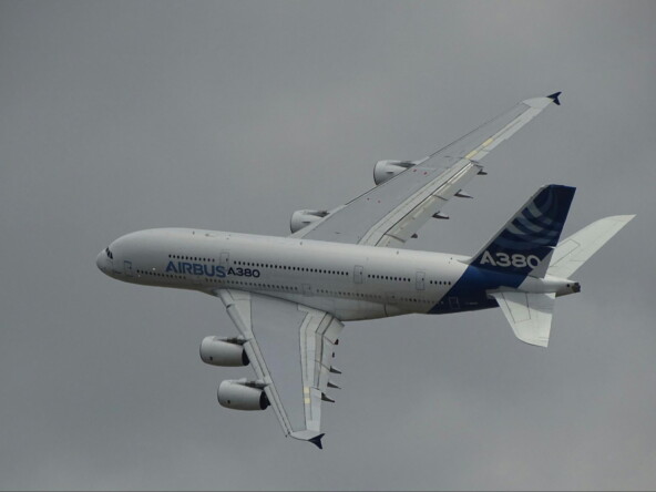 Но самолёт Airbus A380 вмещает от 525 до 853 пассажиров, в зависимости от сборки.