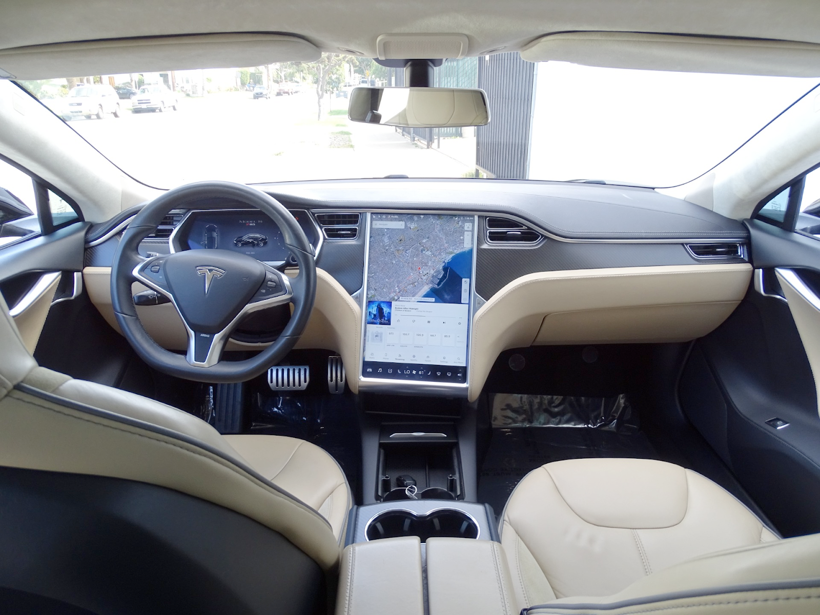 Внутри Tesla Model S, которая вышла в 2013 году