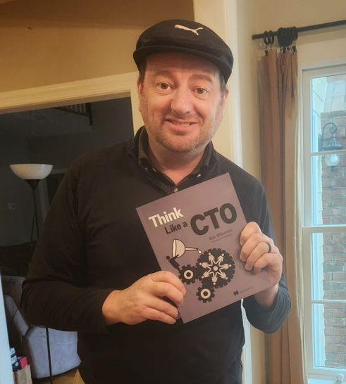 Алан со своей книжкой. Кстати мне больше нравится зелененькая обложка :-) Алан со своей книжкой. Кстати мне больше нравится зелененькая обложка :-)