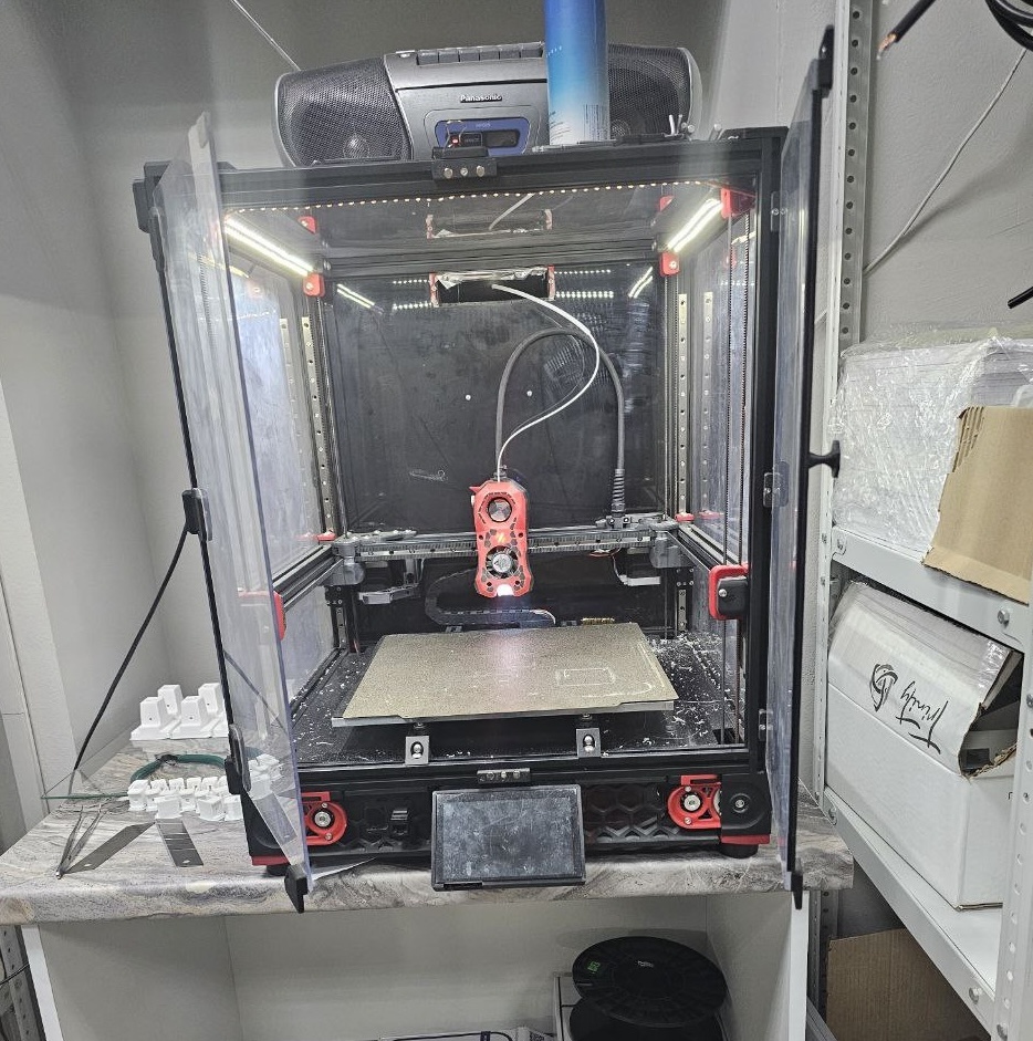 Был печальный опыт распечатать корпус на 3D-принтере. Но 3D-принтер дает плохое качество на тонких деталях, получилась ерунда, больше таким не занимаюсь. Был печальный опыт распечатать корпус на 3D-принтере. Но 3D-принтер дает плохое качество на тонких деталях, получилась ерунда, больше таким не занимаюсь.