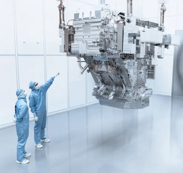 Два инженера Zeiss SMT осматривают новую оптическую систему, используемую в машинах EUV компании ASML