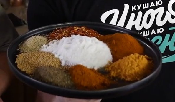 На 5 кг мяса такая тарелка специй. Тут чёрный, белый и кайенский перец, семена горчицы, хлопья чили, красная паприка, пищевые фосфаты и нитритная соль.