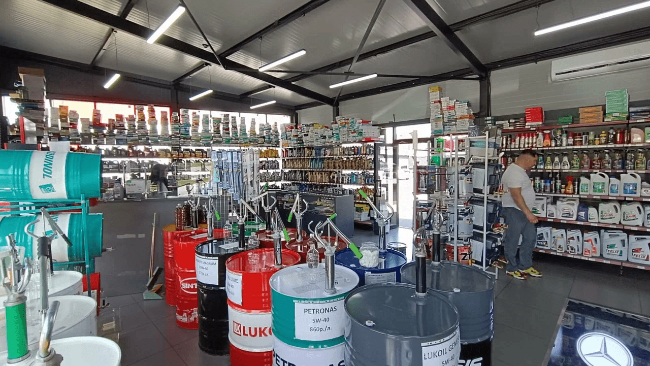 Простейшие услуги: замена масла, фильтров, щеток стеклоочистителя — можно организовать прямо при магазине с минимальными вложениями.  