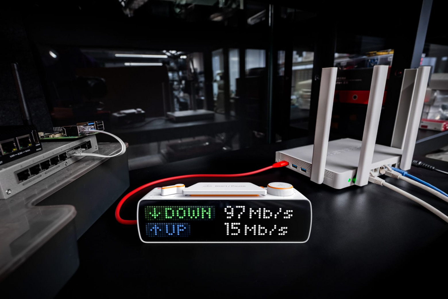 Подключенный через USB к роутеру BUSY Bar выводит на экран скорость порта WAN