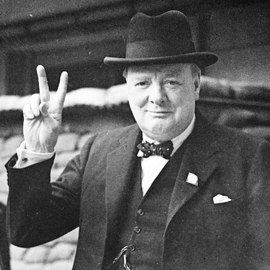 "Victory" - известнейший жест Черчилля.  Изображение