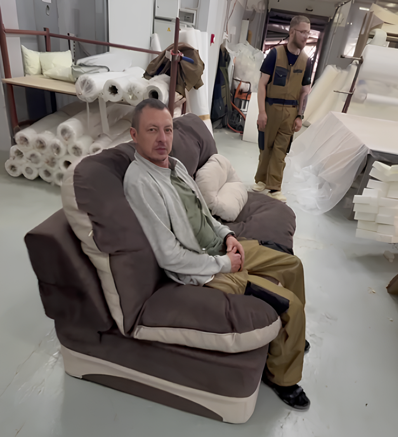 Попросил Ильнура попозировать. «Подушка», на которой он сидит — это перина, а под ней сам диван из поролона