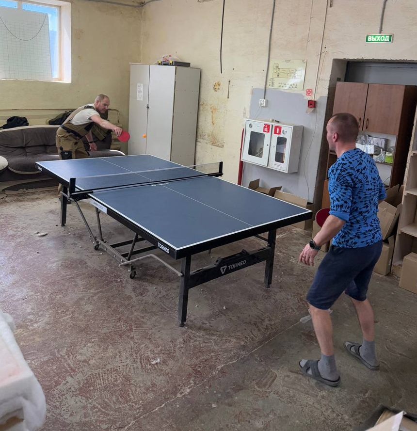 Команда в перерывах рубится в теннис