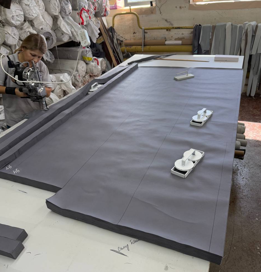 Сверху кладут утяжелители, чтобы ткань не съезжала. 