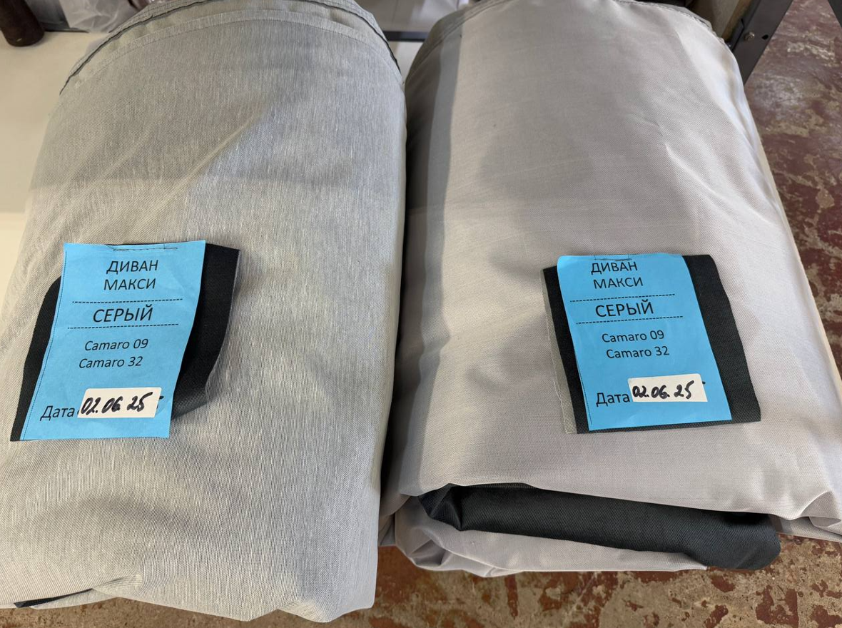 На каждой — бирка с датой, к которой эти детали нужно сшить