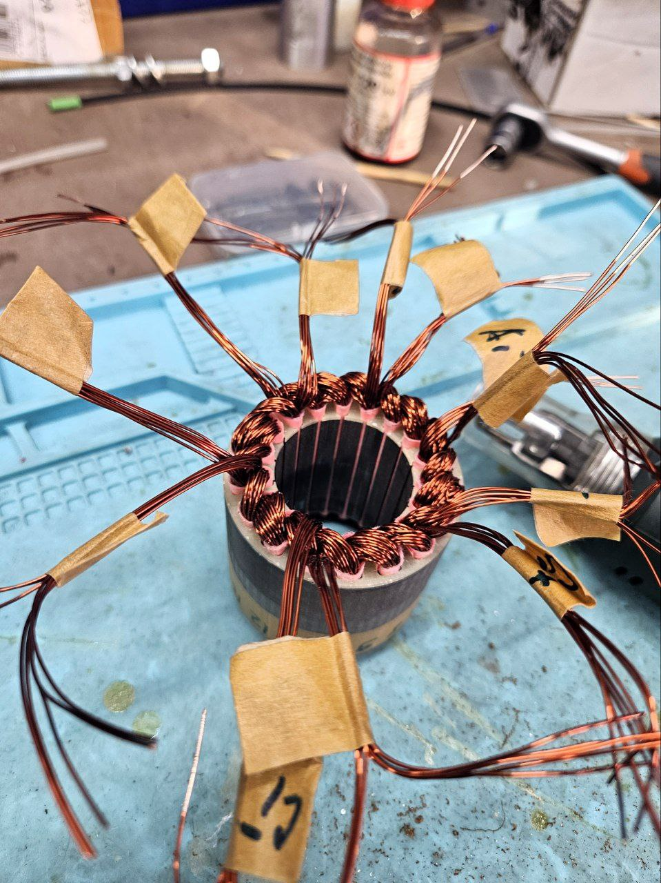 Все изгибы делаются вручную, а не наматываются на каркас. Провод нужно укладывать плотно, без зазоров, но и не пережимать. Если намотать слишком свободно — обмотка будет болтаться в пазах и может повредиться от вибрации. Если перетянуть — провод деформируется, получится короткое замыкание Все изгибы делаются вручную, а не наматываются на каркас. Провод нужно укладывать плотно, без зазоров, но и не пережимать. Если намотать слишком свободно — обмотка будет болтаться в пазах и может повредиться от вибрации. Если перетянуть — провод деформируется, получится короткое замыкание