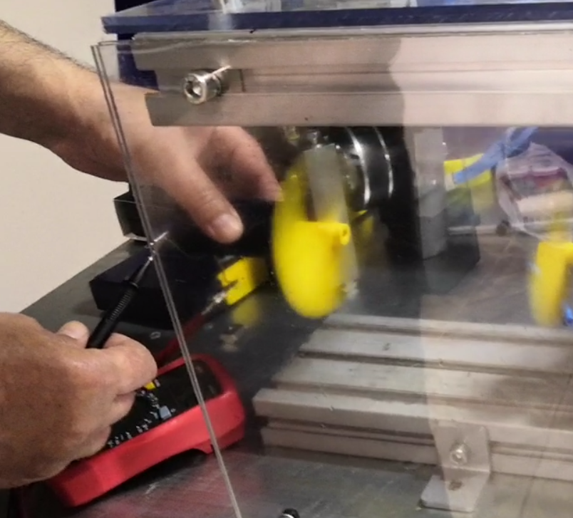 На фото сотрудник должен был испытать мотор на 100 тыс. оборотов в минуту, но побоялся и сделал только 40 тысяч На фото сотрудник должен был испытать мотор на 100 тыс. оборотов в минуту, но побоялся и сделал только 40 тысяч