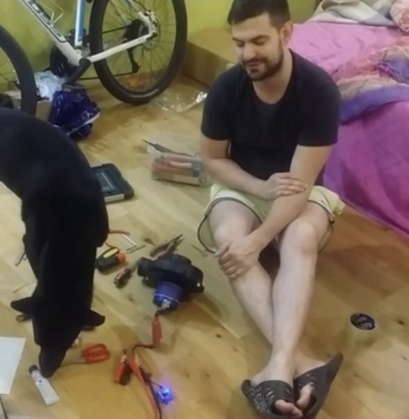 Ещё выложили ролики на ютубе. В кадре я юн, молод, и мне мешает собака Ещё выложили ролики на ютубе. В кадре я юн, молод, и мне мешает собака