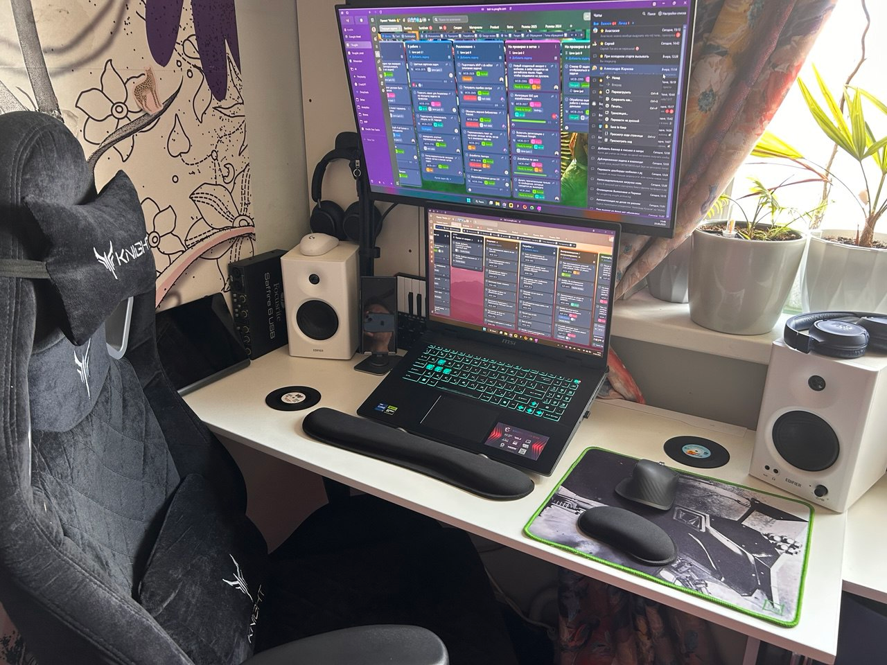 Кресло, стол, доска с моими задачками