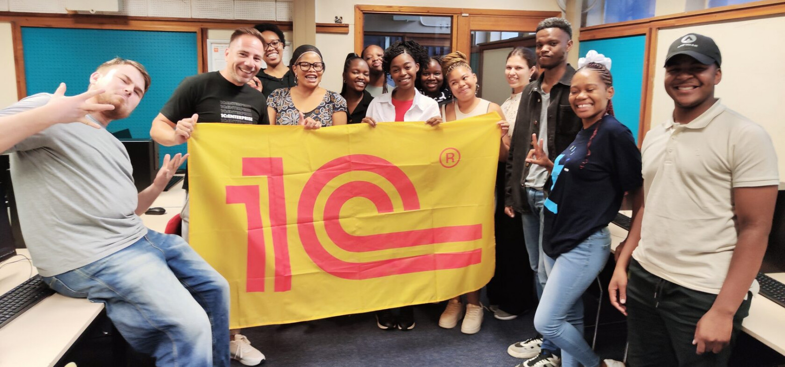 Так есть ли английский в 1С? - 2