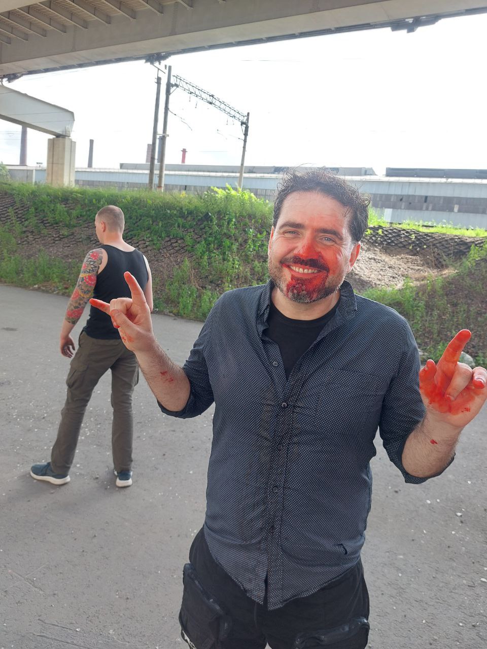 Все также автор, с фейковой кровью и на фоне реального каскадера.