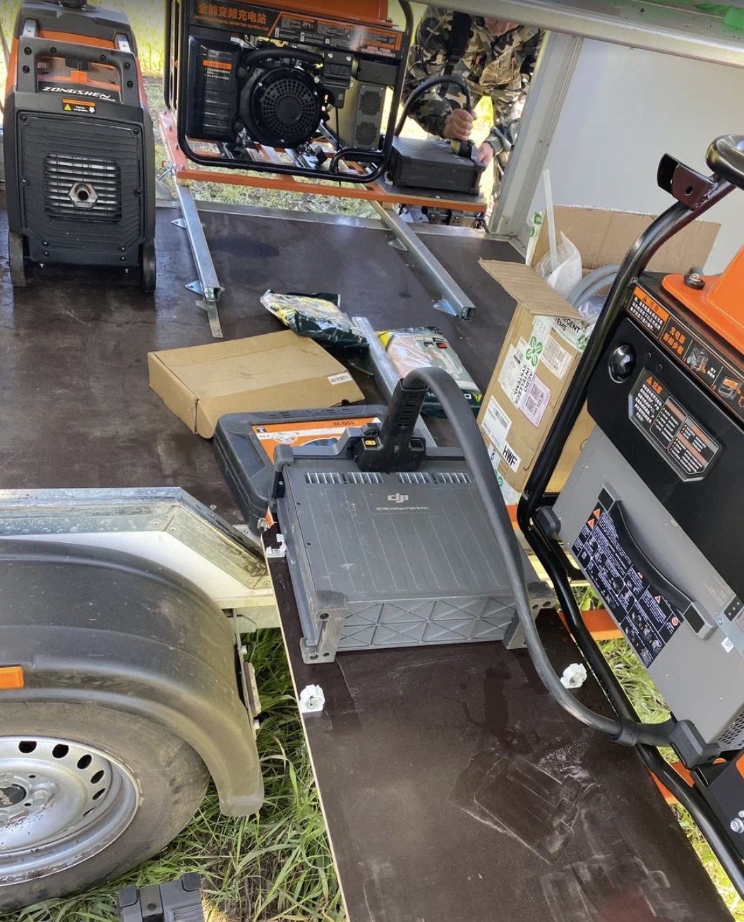 Израсходованный аккумулятор ставим на зарядку. 