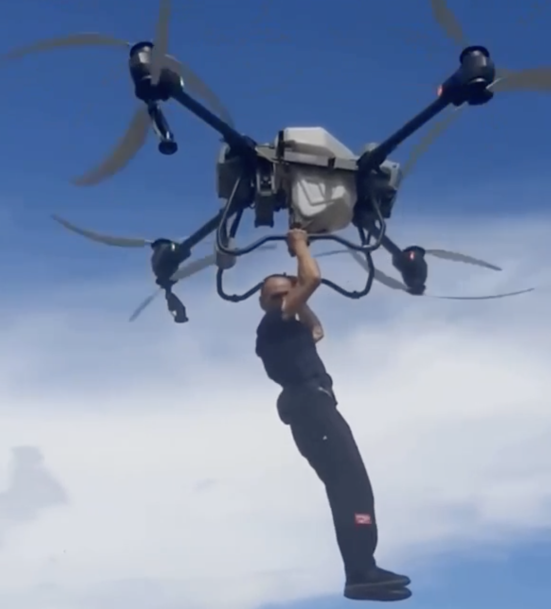 Дрон летает на небольшой высоте (около 3 м над культурой).  