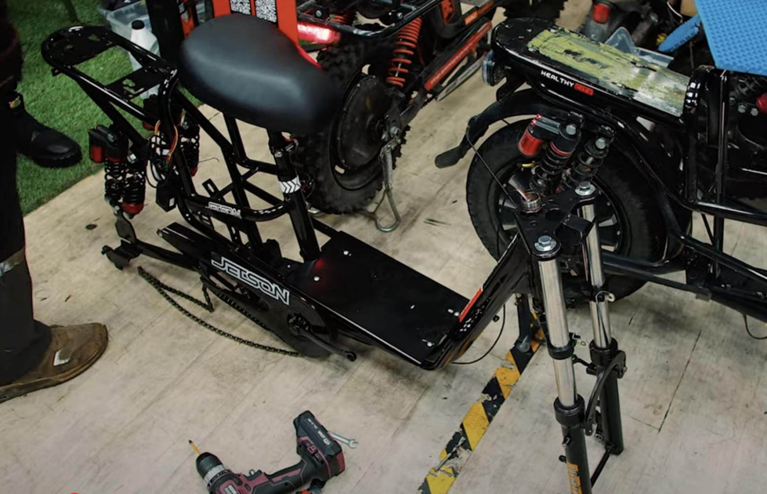 Меняем колодки (800 ₽) и суппорты (900 –1600 ₽) 