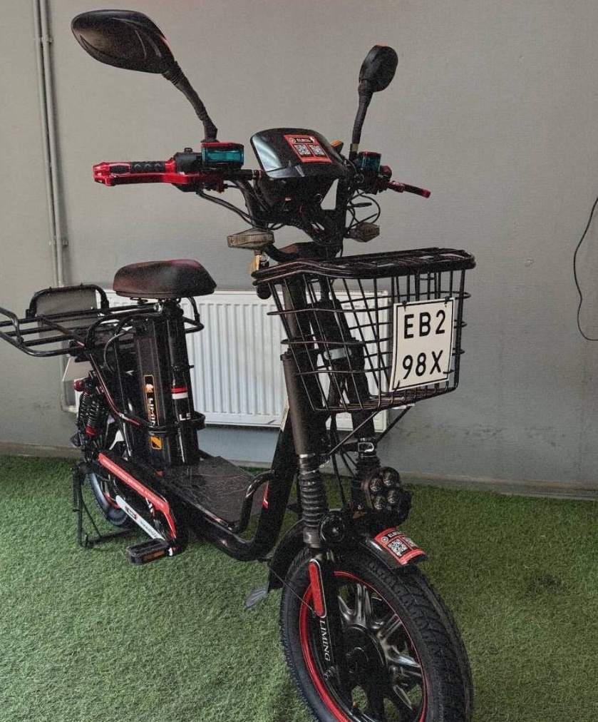 Не нужны права, в комплекте 2 аккумулятора, пока ты везешь еду на первом аккумуляторе, второй заряжается. 