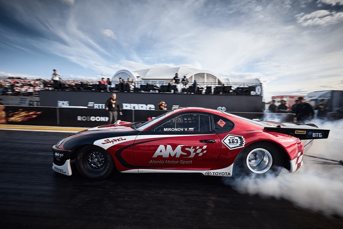 Машины ускоряются с места до 200+ км/ч за 7-8 секунд. Чтобы показать такой результат, каждая деталь должна быть идеальной.  