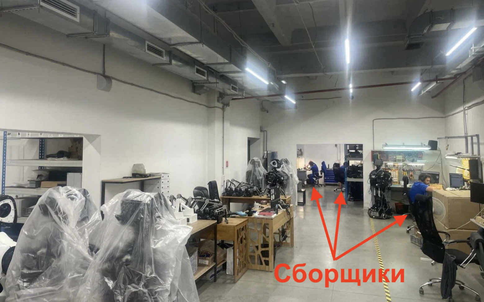 У каждого сборщика стол с компьютером, получает задачи с чертежами и схемами.