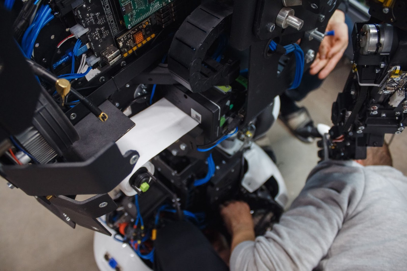 Монтаж электроники требует высокой точности — один сбой может сломать всю систему