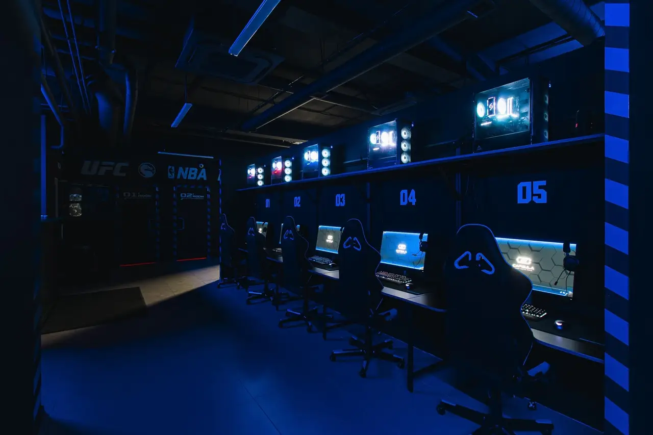 Клубы соревнуются между собой дизайном, мебелью и техникой. 