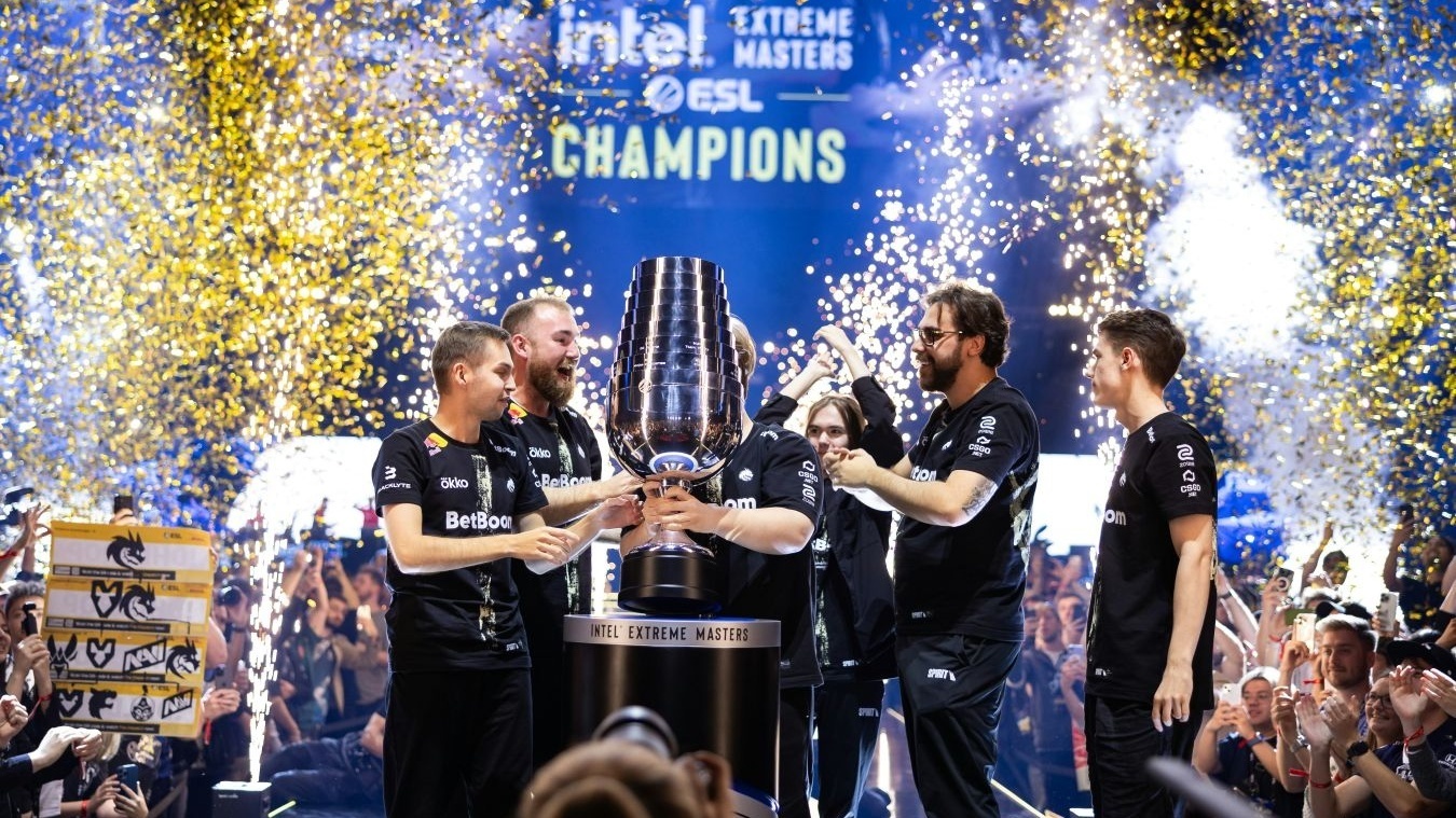 В интернешенл по Доте призовые доходили до 40 млн $. Просмотры Мейджоров по Контрастрайк превышают традиционные виды спорта. 