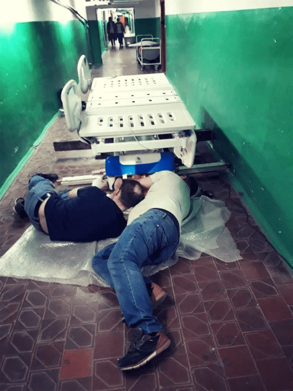 Мало просто привезти оборудование, нужно ввести его в эксплуатацию и обучить медперсонал. Иногда приходится буквально ползать по полу больниц, настраивая сложную технику