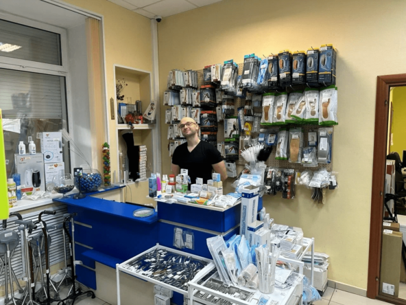 А это я стою за прилавком. И так бывает.