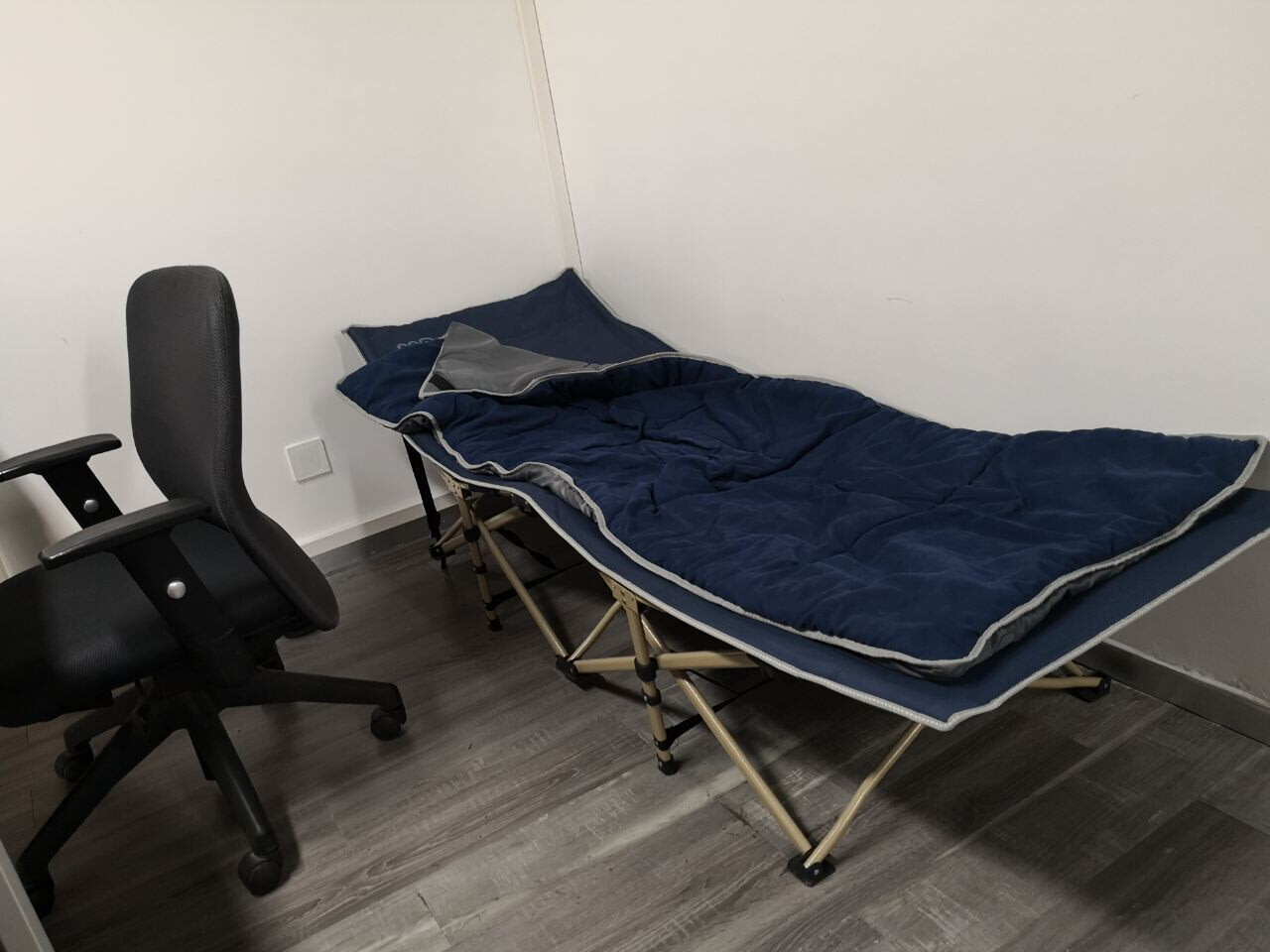 А эта раскладушка, которую мы купили, когда от отчаяния наняли бездомного на работу администратором.