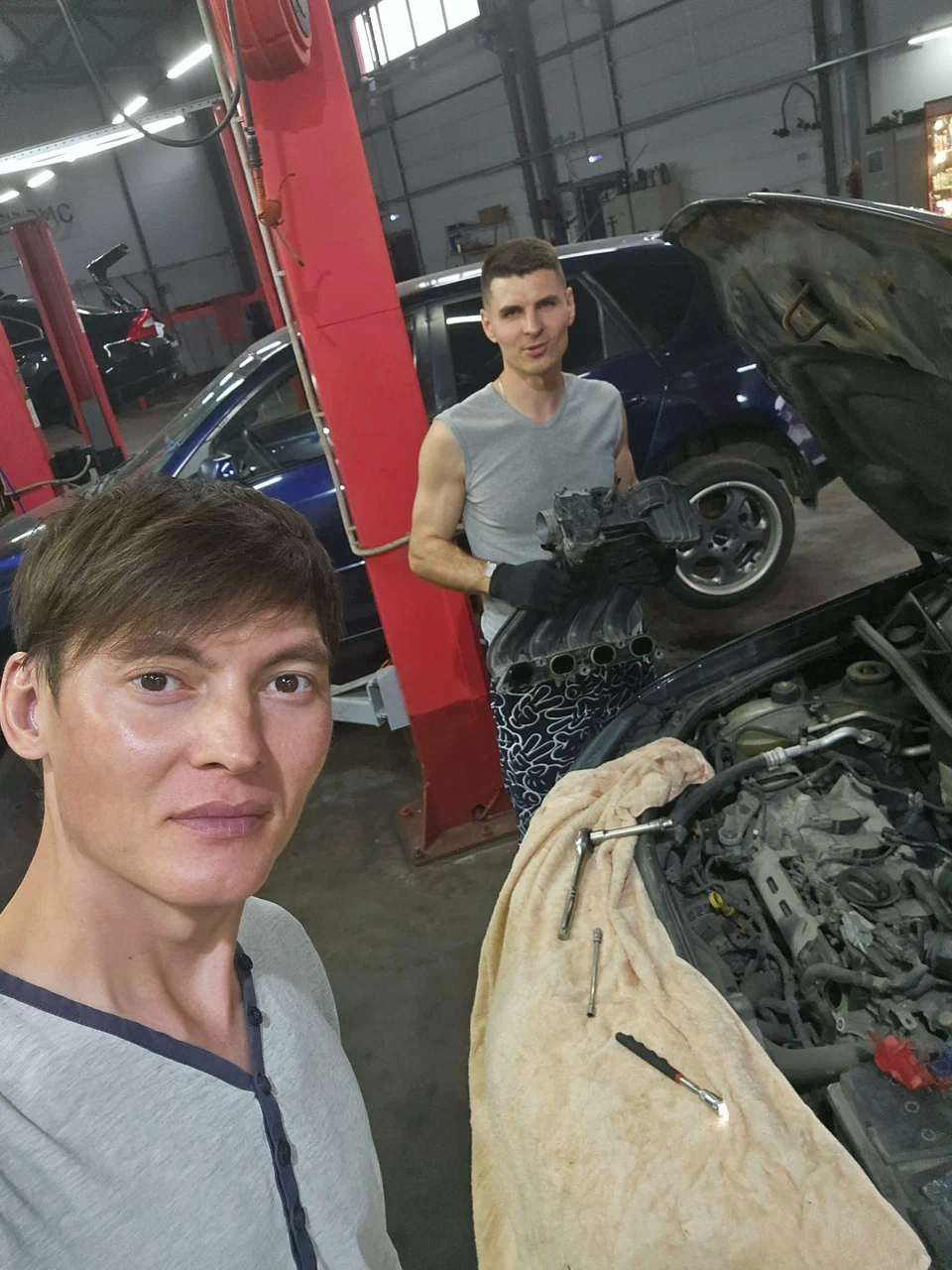 Иногда механики работают в автосервисах, а чтобы сделать еще пару машин налево и хорошо подработать снимают для этого такой гараж на час. 