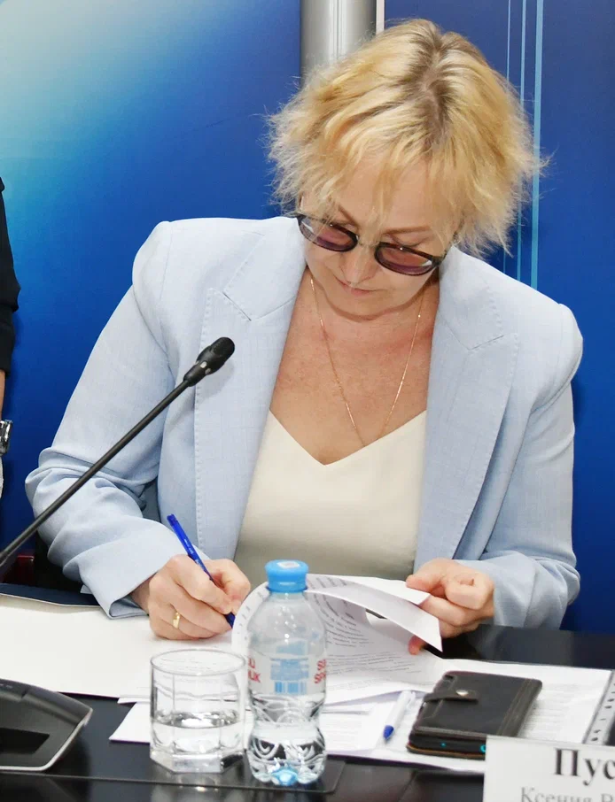 Елена Владиславовна Лобанова подписывает Меморандум о сотрудничестве между ОП ЕАЭС и Российским новым университетом. Фото Вадима Ивановича Мелешко.