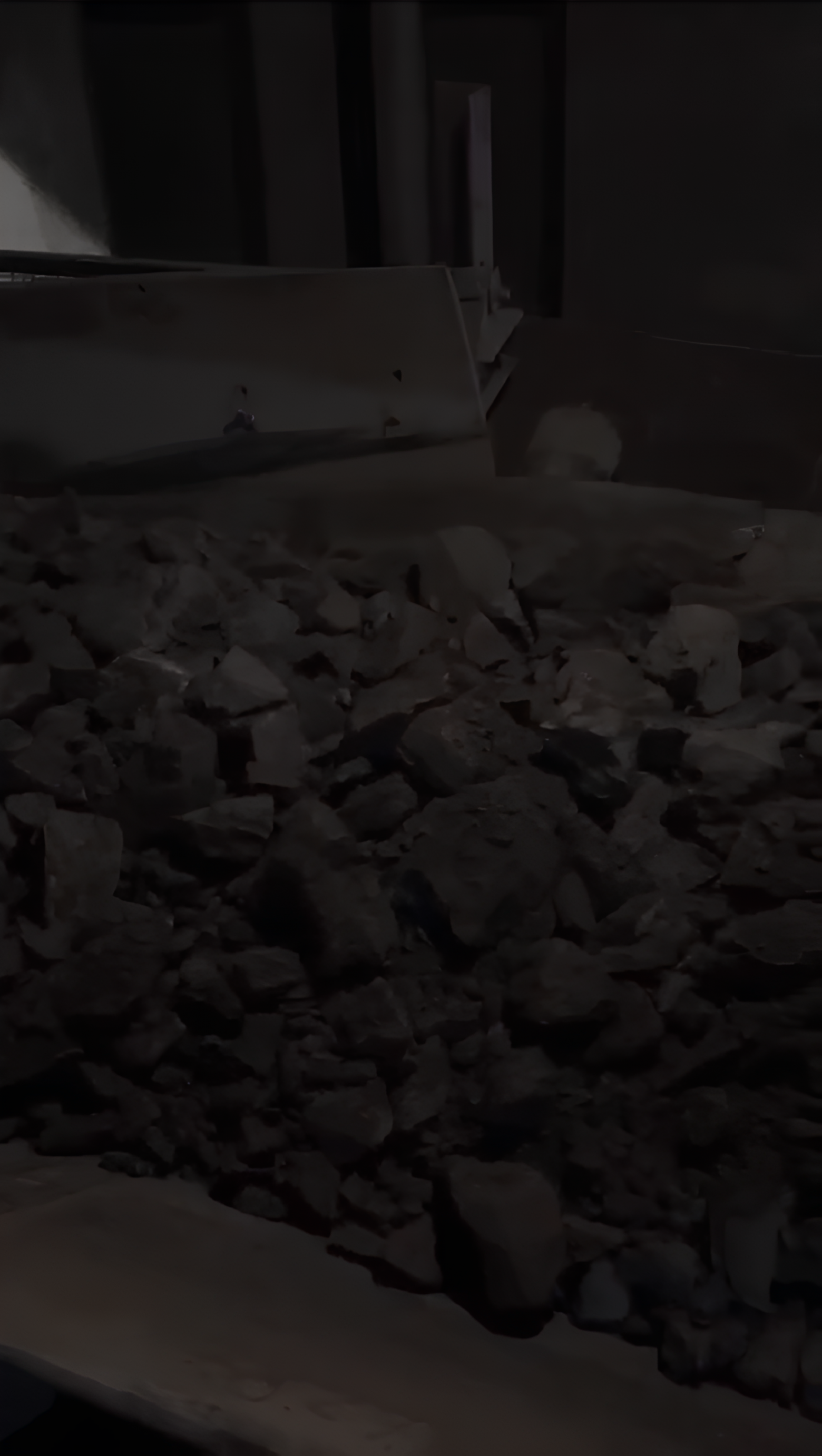 Материал на конвейерной ленте. Источник изображения: Собственное фото