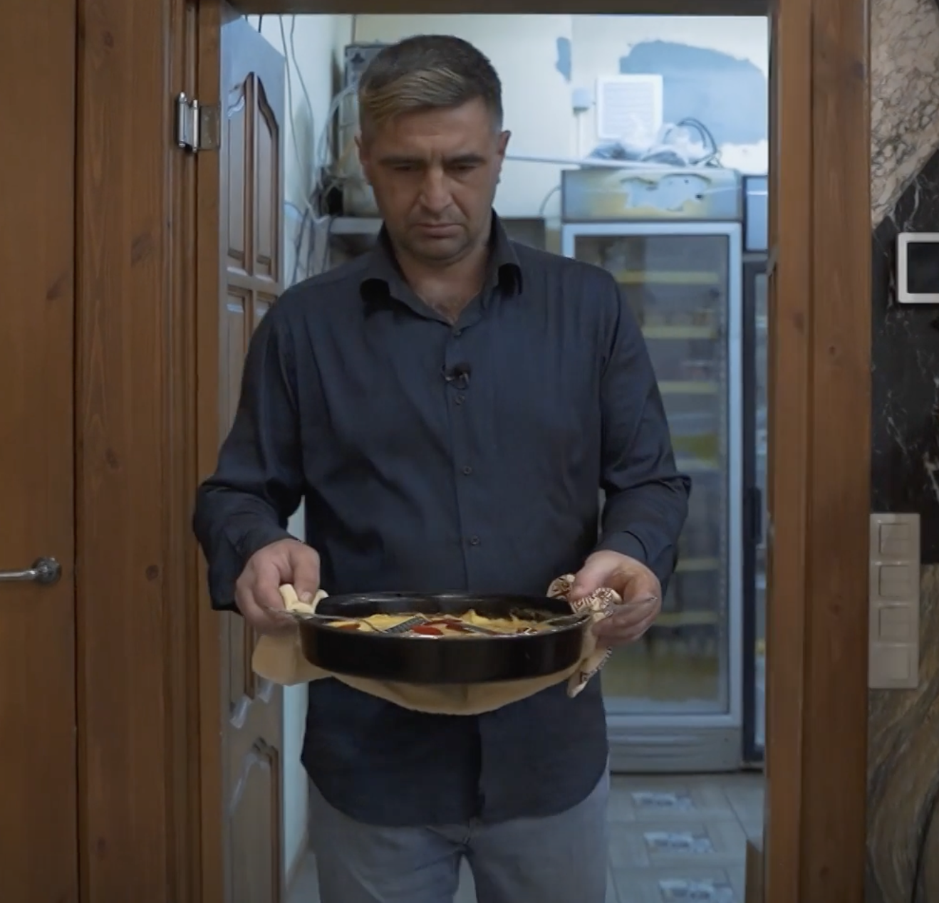 Приготовил яйцо страуса в кафе