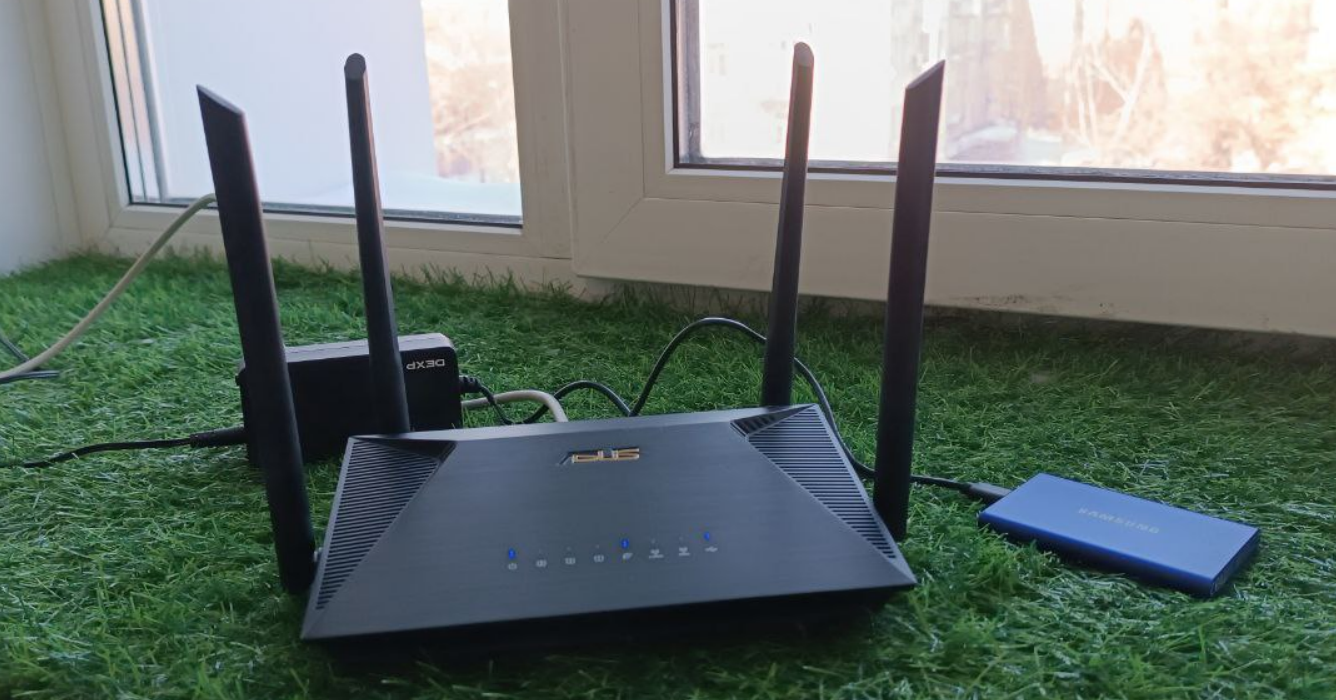 Так выглядит прототип базового роутера для размещения на автовокзале. На фото прототип в нашем офисе. Покрытия Wi-Fi сети как раз хватает до парковки с автомобилями.