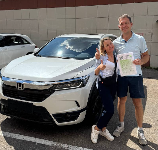 Для клиента процесс выглядит так: "Переводите сюда столько-то, сюда столько-то" — клиент не вникает в детали.