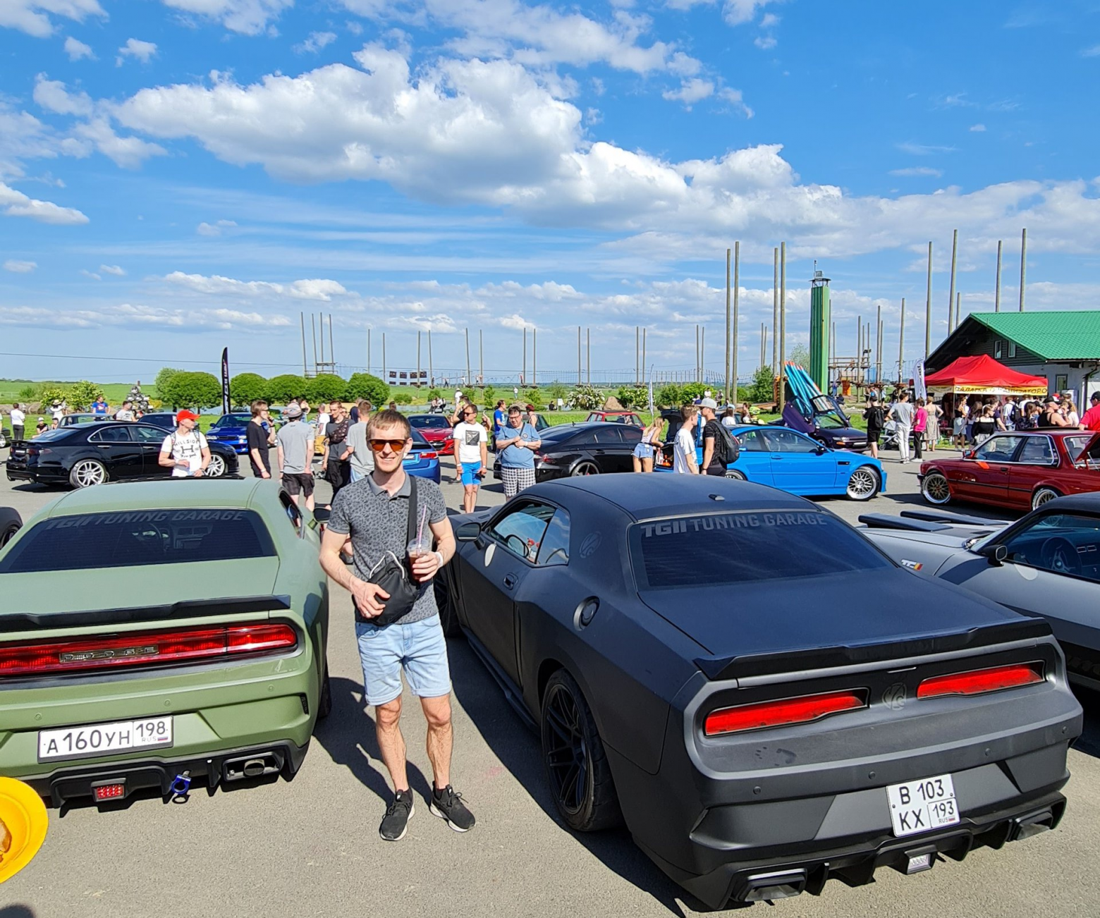 Машины интересовали меня с детства — разбираться в комплектациях, потрогать материалы, понажимать кнопки в салоне. Поэтому фотографировать и рассказывать о них в соцсетях было в кайф.