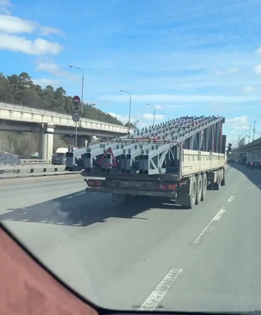 Еду по трассе, а рядом мои металлоконструкции