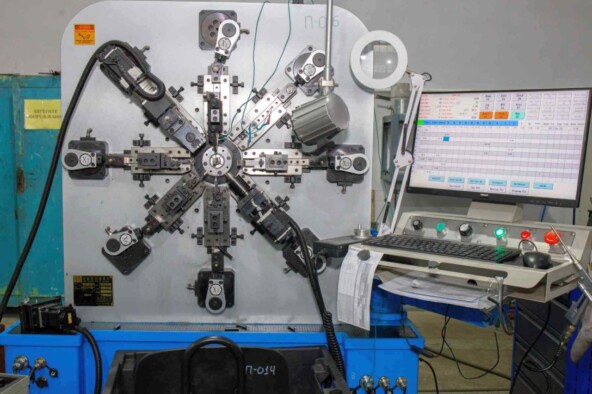 Это не космический робот-осьминог, это пружинонавивочный станок. Стоит 8 млн ₽.