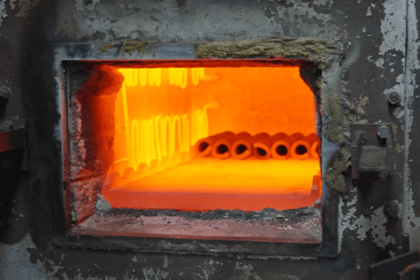 На фото печь, где закаливаем пружины