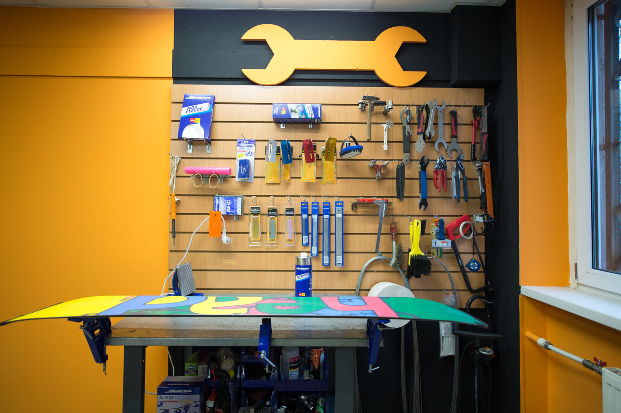 Парафин наносят для скольжения — без него лыжи и сноуборды тормозят по снегу. Инфракрасный станок делает это качественнее и равномернее других методов.