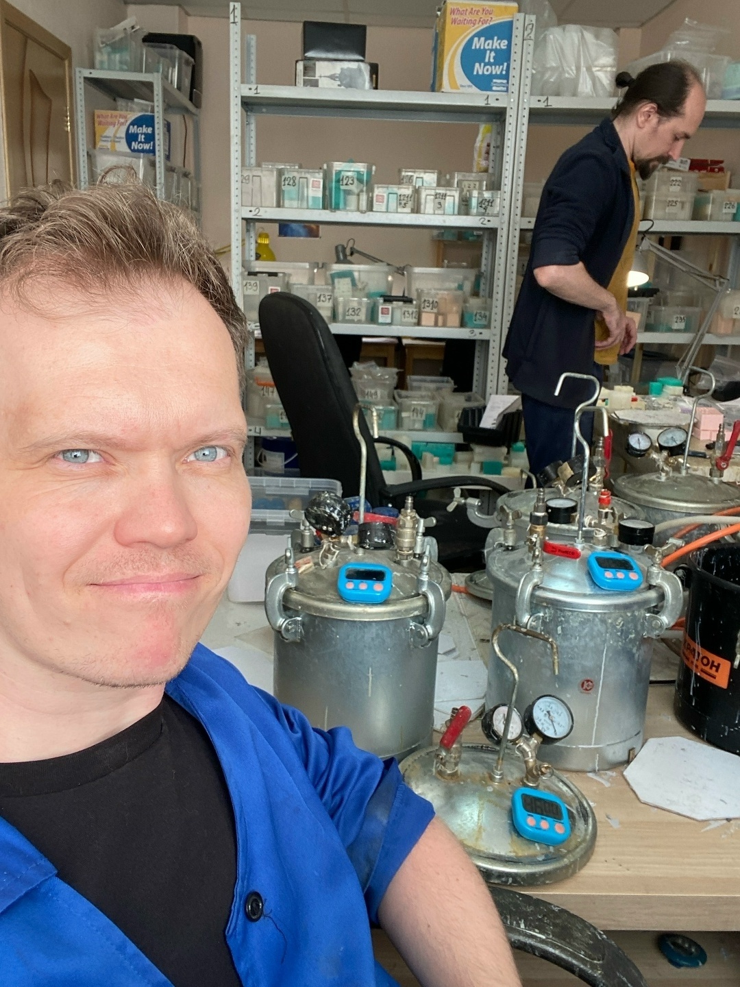 На фоне шкафов с артикулами и любимых баков