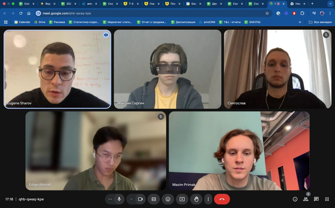 Наша небольшая команда на ежедневных планерках