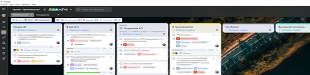Доска Изготовление в проекте Производство. В зависимости от вида требуемых работ заказы при помощи стикера YouGile разбиваются на Поставка (изготовление «железа») и Разработка (документация)