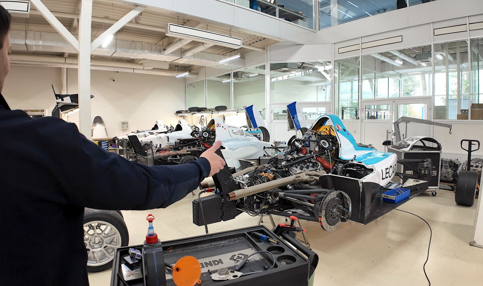 На фото — ряд прекрасных BR03 в процессе подготовки, а за перегородкой – лаборатории