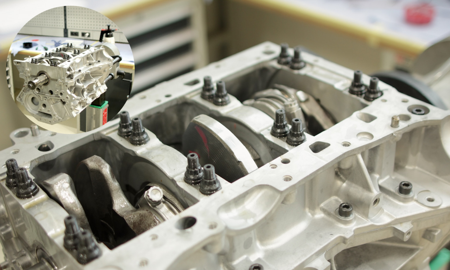 Взяли крупным планом, чтобы не мешать работе специалистов