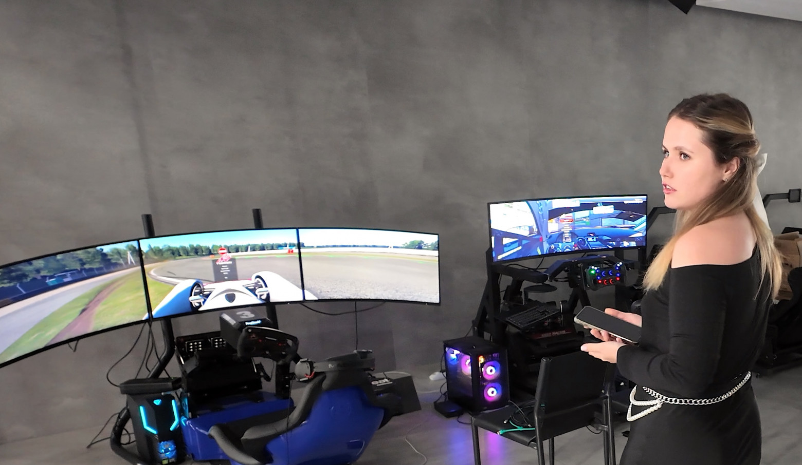 На фото — Анна Звонилова, PR/SMM в SMP Racing, показывает некоторые симуляторы из множества тех, что есть на площадке (отдельно хотели бы поблагодарить за организацию нашего интервью!)