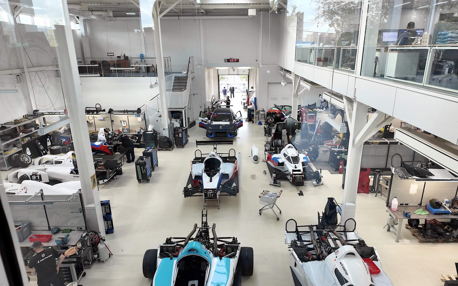 На фото — вид из офисной части: основное пространство занимают BR’ы, а чуть дальше от зрителя находится машина класса «Туринг»
