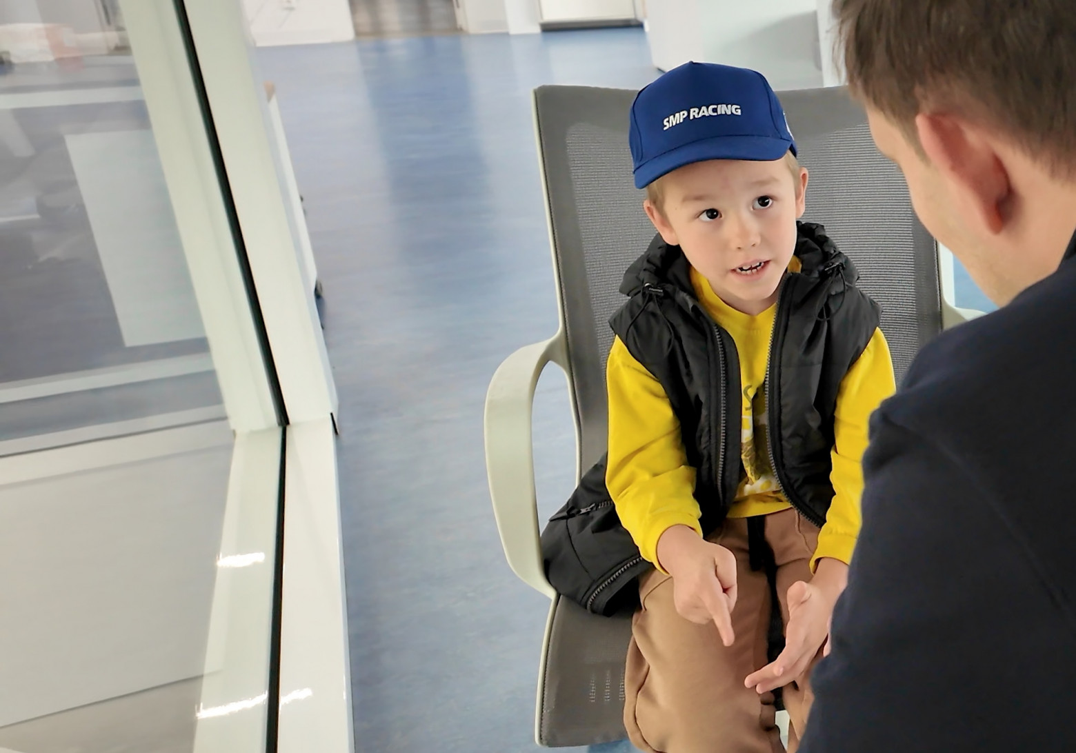 На фото — Илья проводит свою часть интервью (без заготовок, только самостоятельные вопросы!)